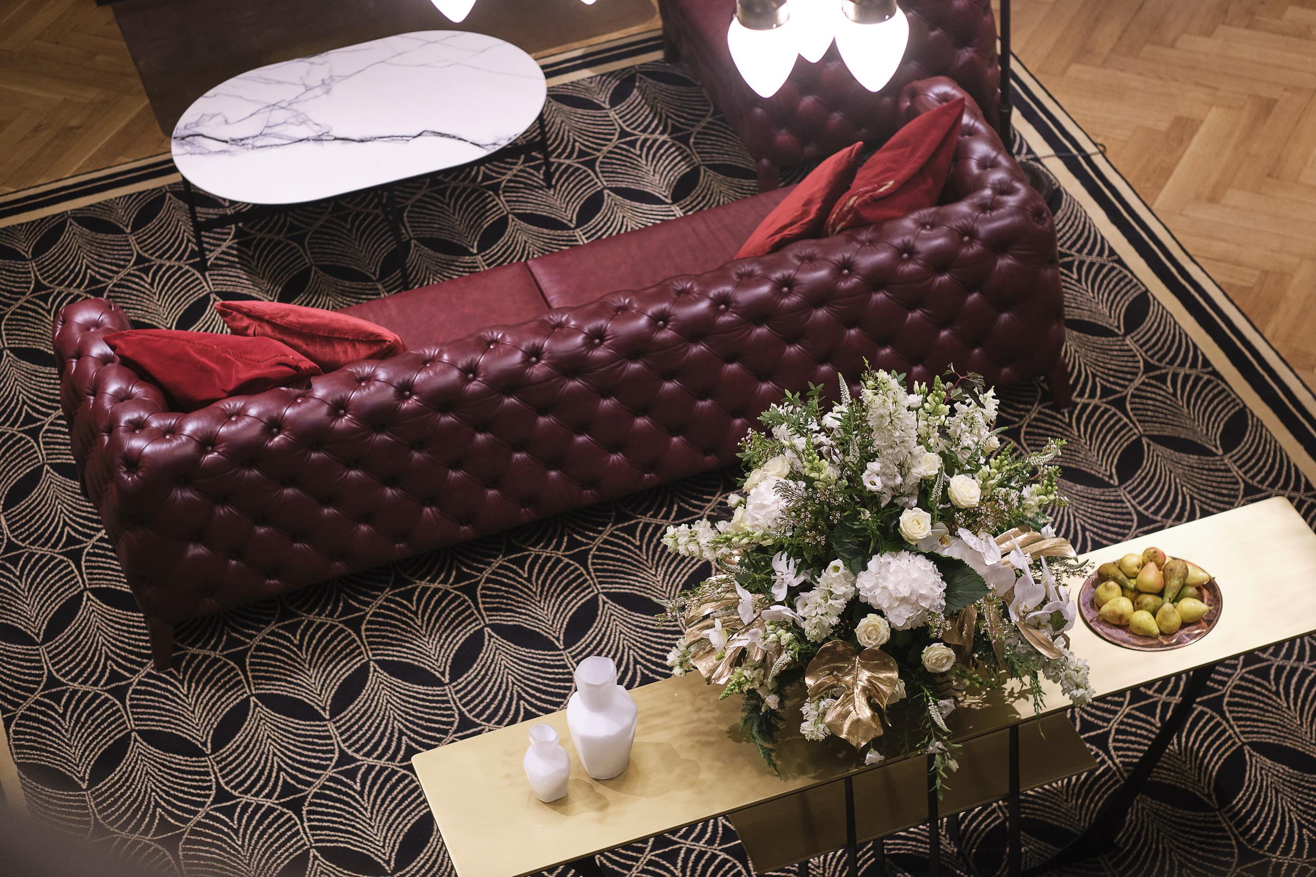 Villa Ammende Restaurant And Hotel Parnu Exterior photo A sofa
