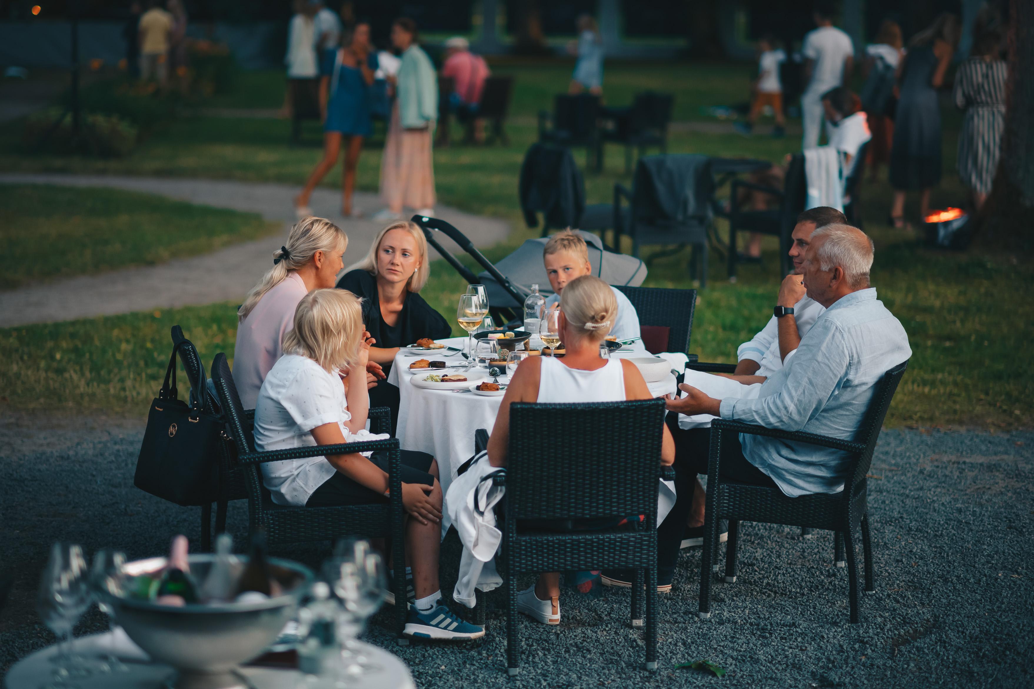 Villa Ammende Restaurant And Hotel Parnu Exterior photo A Midsummer's Eve party in Finland