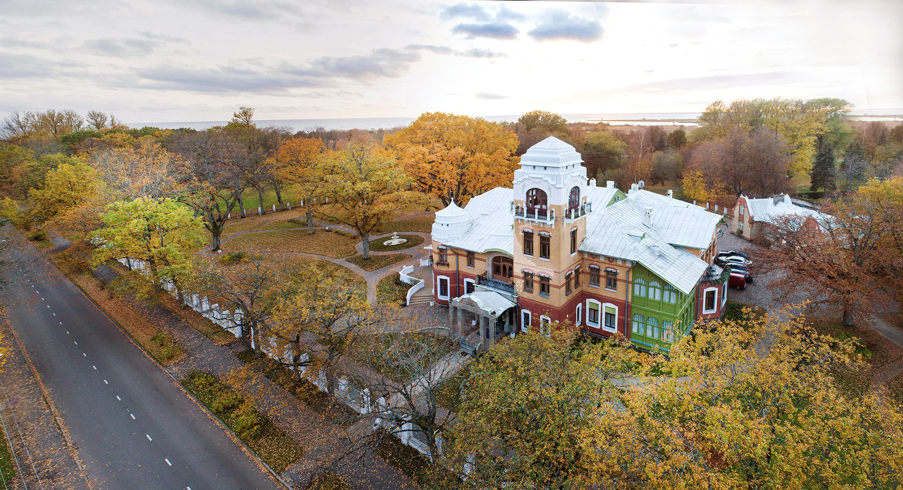 Villa Ammende Restaurant And Hotel Parnu Exterior photo The manor house of the former Kõpu school