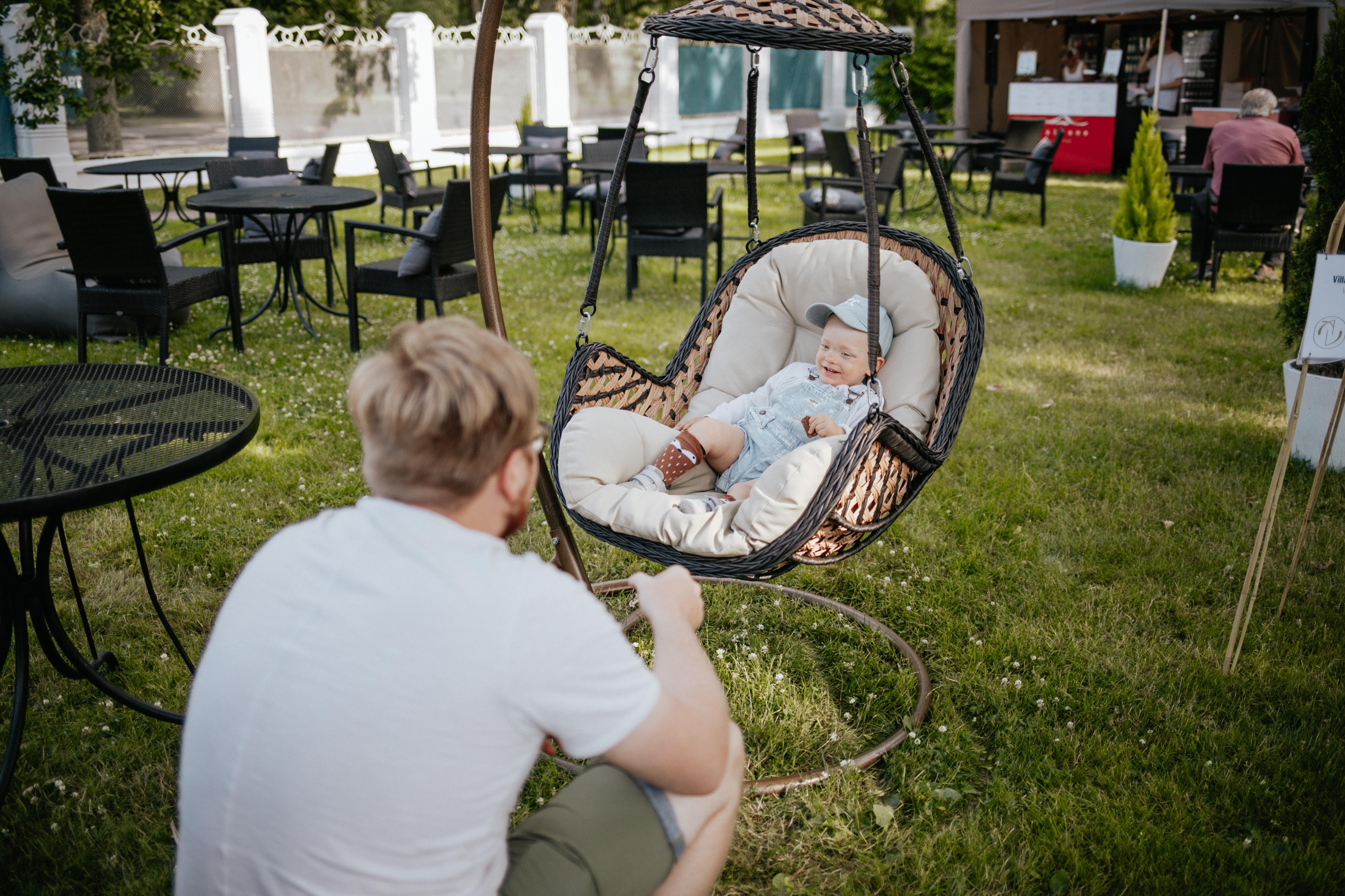 Villa Ammende Restaurant And Hotel Parnu Exterior photo A child in a hanging chair