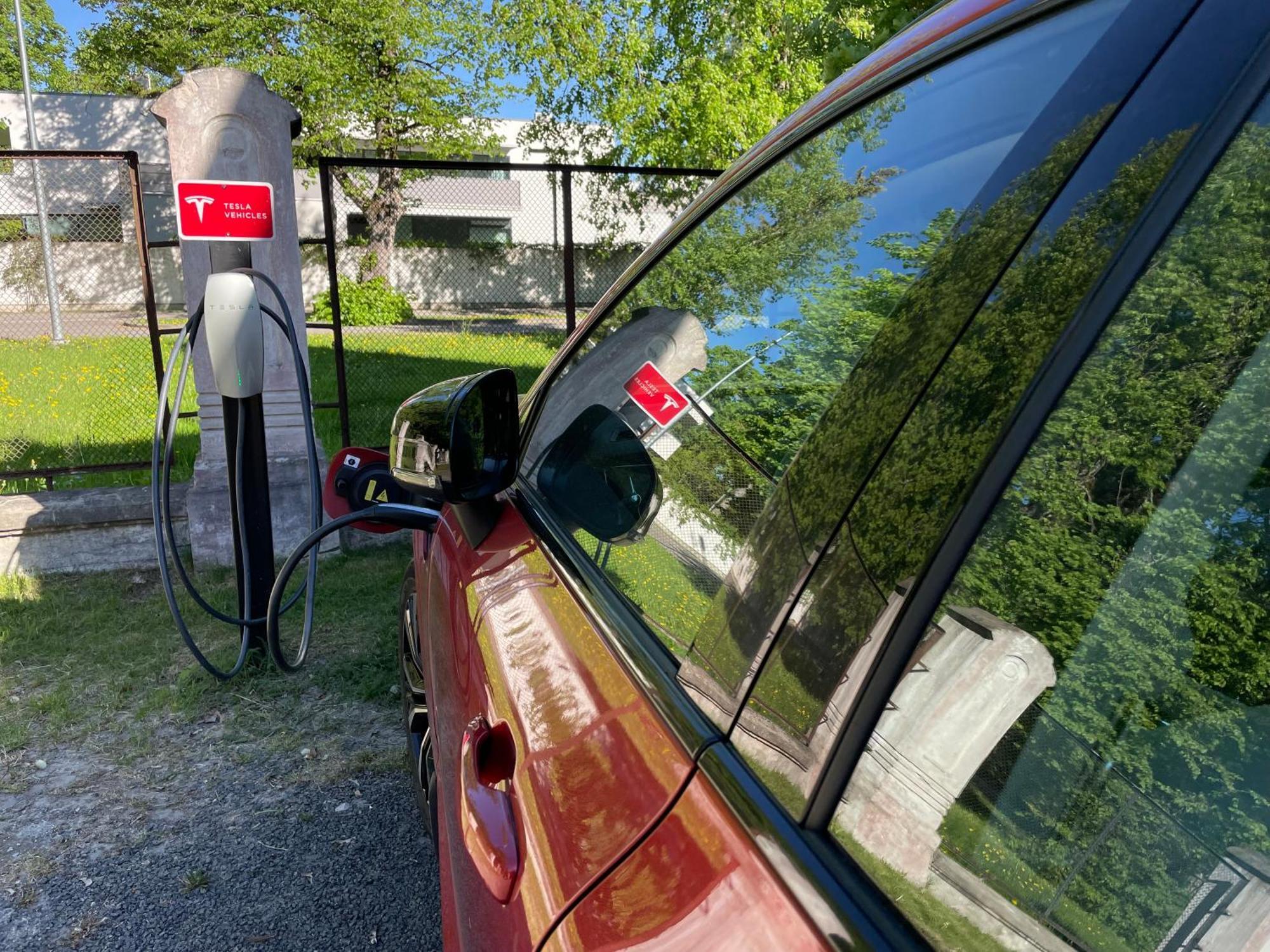 Villa Ammende Restaurant And Hotel Parnu Exterior photo Tesla Model 3 Supercharger